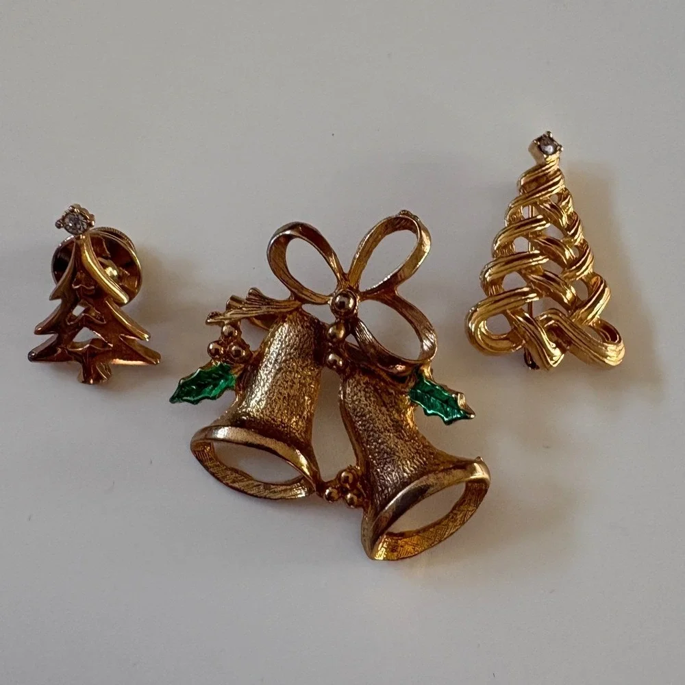 Vintage Avon Christmas Brooch Pin Set Gold Tone Bells Ribbon Tree Rhinestone 3pc